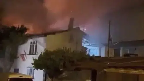 Gaziosmanpaşa’da gecekondu yangını korkuttu