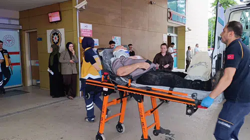 İnegöl yolunda kamyon devrildi sürücü hastanelik oldu