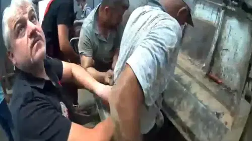 Mersin'de temizlik işçisi çöp kamyonunda can pazarı yaşadı