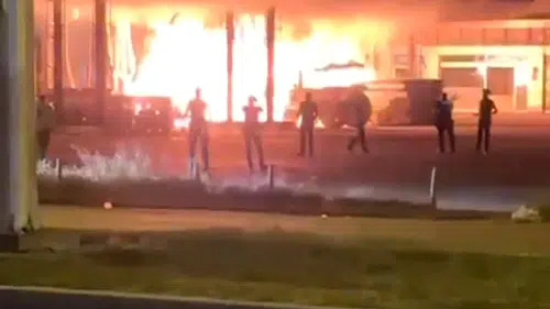 Batman'da eski benzinlikte gece yarısı yangını çıktı