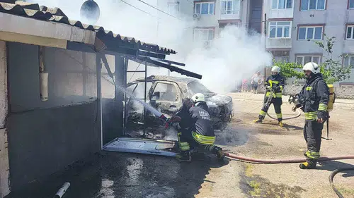 Muratlı'da garajdaki otomobil alevlere teslim oldu