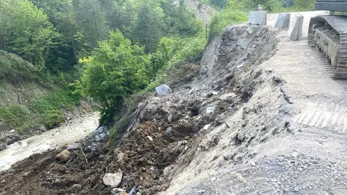 Düzce'de toprak kayması ulaşımı tehdit ediyor