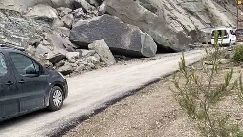 Ayancık yolunda heyelan tehlikesi trafiği kesti