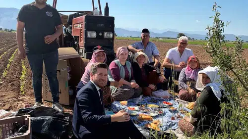 Tavas Belediye Başkanı tütün tarlasında mesaiye ortak oldu