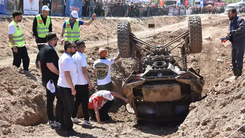 Sivas çamurlu parkurda off-road heyecanı nefes kesti