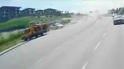 Küçükçekmece’de iş makinesi taşıyan çekici devrildi Bir kişi hayatını kaybetti
