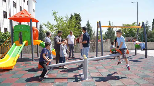 Kahta Belediyesi özel çocuklar için okul bahçesine oyun parkı kurdu