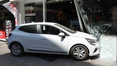 Kırklareli'nde hatalı fren hamlesi dükkanın camını indirdi