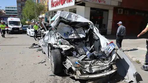 Elazığ’da dehşet anları Freni boşalan kamyon 10 aracı biçti