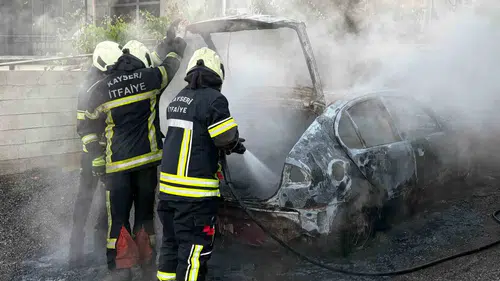 Kayseri'de park halindeki araç bir anda alevlere teslim oldu