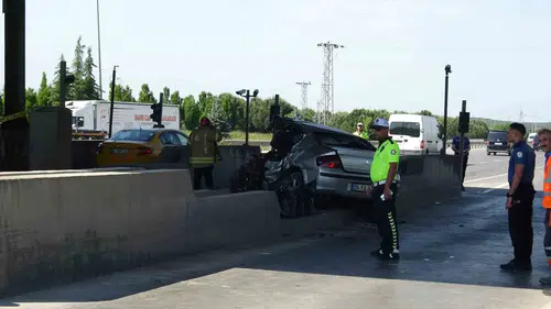 Tuzla’da gişe kazası Genç sürücü beton bariyere çarparak can verdi