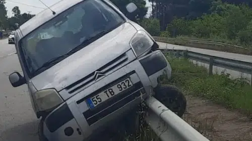 Bafra yolunda otomobil bariyerlere çarptı