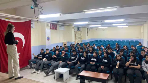 Selendili gençler yapay zekayı bilinçli kullanmayı öğrendi