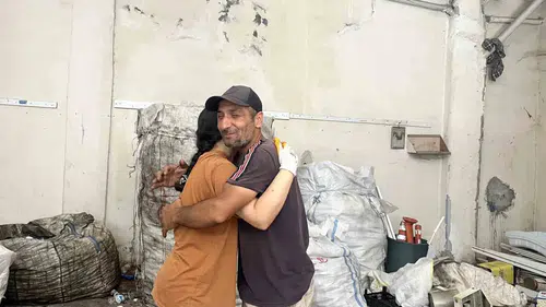 Adana'da kağıt toplayıcısı babanın gurur günü