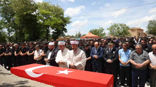 Görevi başında hayatını kaybeden itfaiyeci son yolculuğuna uğurlandı