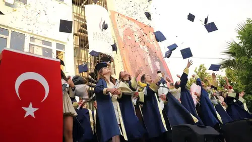 Manisa Celal Bayar Üniversitesi genç hekimlerini geleceğe uğurladı