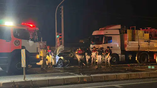 Aliağa'da tır dehşeti Işıkta bekleyen araçlara daldı