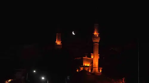 Üsküdar semalarında Mimar Sinan eserine eşlik eden hilal