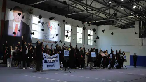 Alaçam Meslek Yüksekokulu öğrencileri diplomalarına kavuştu
