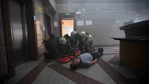 İzmir’de iş merkezinde gerçeği aratmayan yangın provası yapıldı