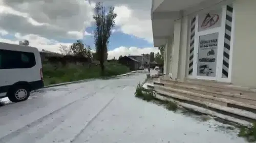 Haziran ayında kış manzarası Karslılar sokaklardaki doluyu kürekle temizledi