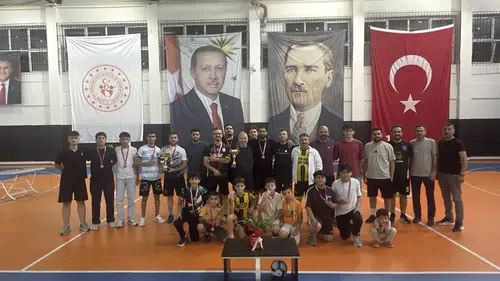 Pozantı’da ayak tenisi rüzgarı esti