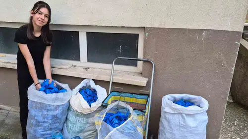 11 yaşındaki Ecenur depremzede arkadaşları için yarım ton kapak topladı