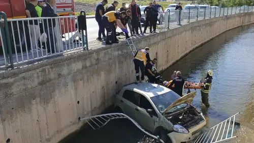 Kayseri'de korkutan kaza Otomobil bariyerleri aşıp kanala uçtu