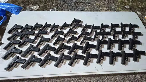 Tuzla’daki bir iş yerinde toprağa gömülü silah deposu bulundu