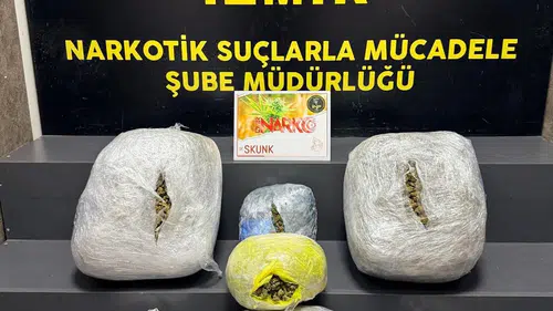 İzmir polisine uyuşturucu baskını 15 kilo skunk yakalandı