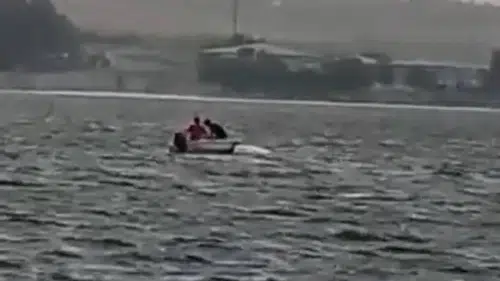 Küçükçekmece Gölü’nde şiddetli rüzgar kayığı devirdi