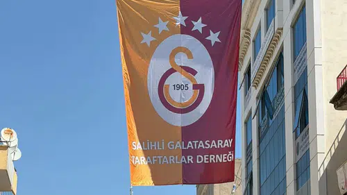 Salihli caddeleri sarı kırmızıya boyandı