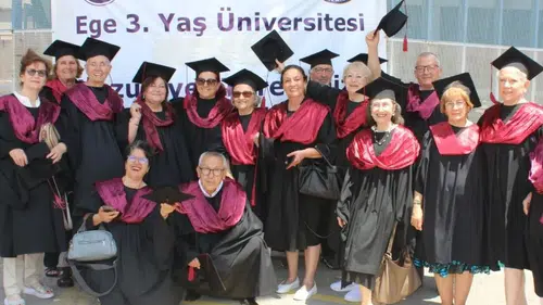 Emeklilikte okul sırasına dönen 140 kişi mezun oldu