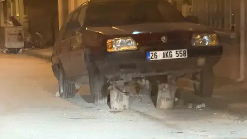 Eskişehir’de kütüklerin üzerinde yükselen otomobil şaşkınlık yarattı