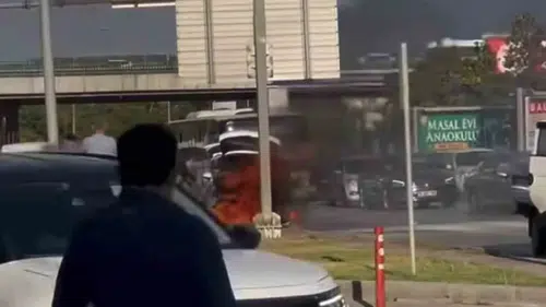 Mudanya Bulvarı'nda seyir halindeki araç küle döndü