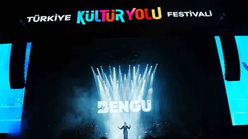 Bengü Manisa konserinde hayranlarını coşturdu