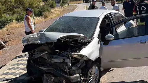 Ayvalık Sarımsaklı yolunda kaza Sürücü araçta sıkıştı