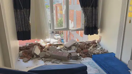 Kentsel dönüşüm kabusu: Yıkım sırasında yan bina üzerine devrildi