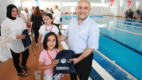Vezirköprü havuzlarında miniklerin kulaç şöleni sona erdi