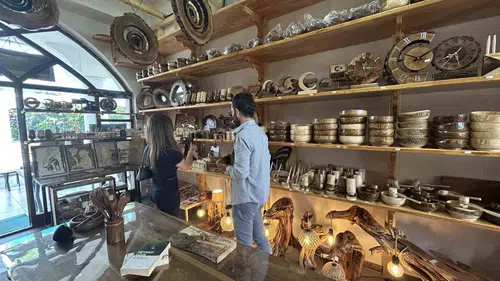 Van’da çürümeye terk edilen ağaçlar evlerin başköşesine taşınıyor
