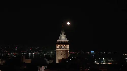 İstanbul semalarında geceyi aydınlatan dev dolunay