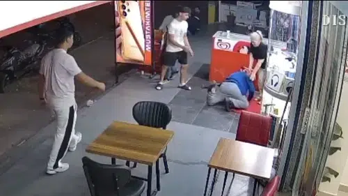 Esenyurt’ta saldırganın bıçaklı saldırı girişimi ayağına takıldı