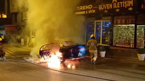 Bursa'da gece yarısı otomobil yangını paniği