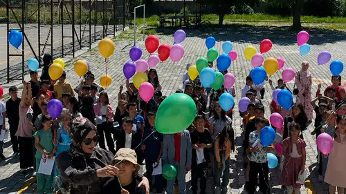 Minik Furkan kanseri yendi karnesini kutlamayla aldı