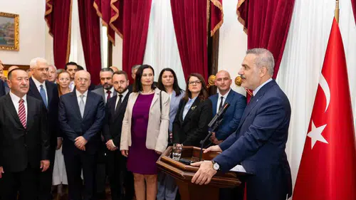 Dışişleri Bakanı Fidan Bulgaristan'da Türk temsilcilerle masaya oturdu