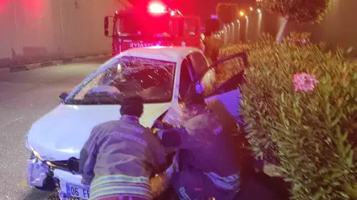 İskenderun’da sürücü direksiyon hakimiyetini kaybedip duvara çarptı