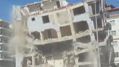 Hatay Defne’de ağır hasarlı bina kontrollü şekilde yıkıldı