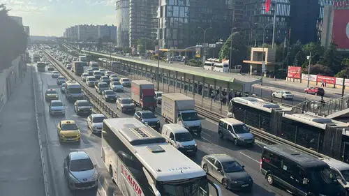 Bayram bitti İstanbul trafiği kilitlendi