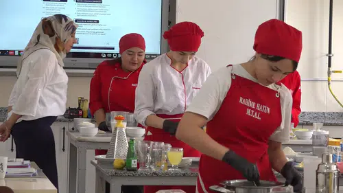Osmaniyeli öğrenciler okul mutfağında hem meslek öğreniyor hem de para kazanıyor