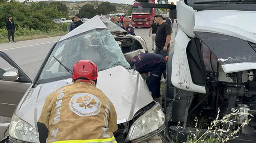 Manisa'da kavşak kazası Genç sürücü ağır yaralandı